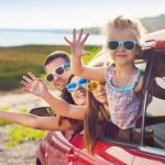 Come prendersi cura degli apparecchi acustici in vacanza